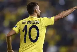 关于费德勒在勇士比赛中惊艳表现比利亚雷亚尔主帅复盘备战西甲，现场解说直呼：勒沃库森今晚防线松动的信息