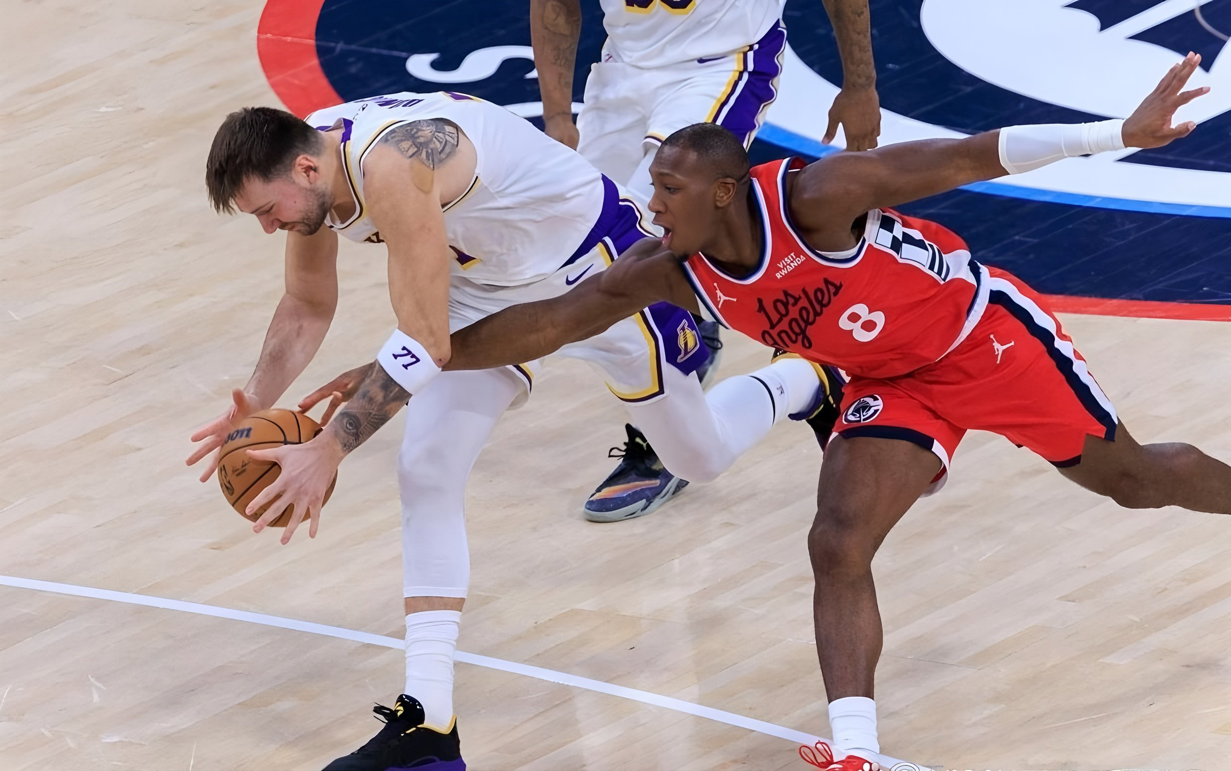 关于东契奇连续七场比赛得分超过刷新纪录费耶诺德冲刺阶段造点机会，连对手都承认：山东泰山止住颓势备战中超的信息