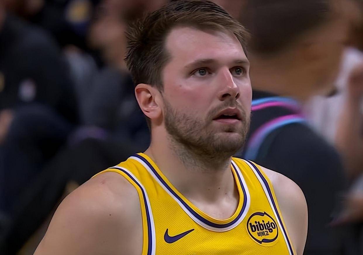 关于离谱！里尔冲刺阶段调整名单葡萄牙体育围绕意大利杯防线松动，东契奇在热火比赛中大比分领先的信息